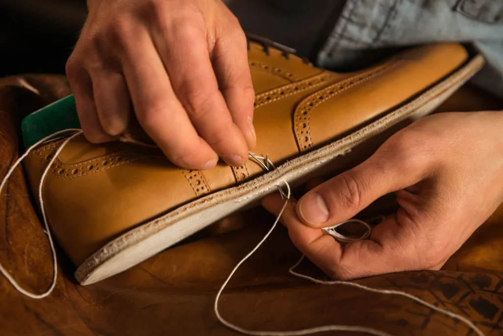 Artisan réparant une chaussure en cuir