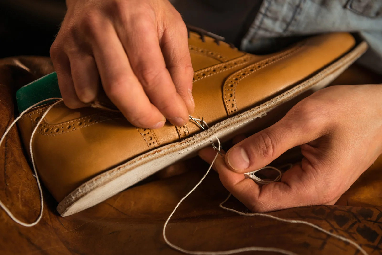 Artisan réparant une chaussure en cuir