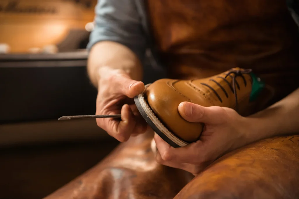 Cordonnier travaillant sur une chaussure dans son atelier